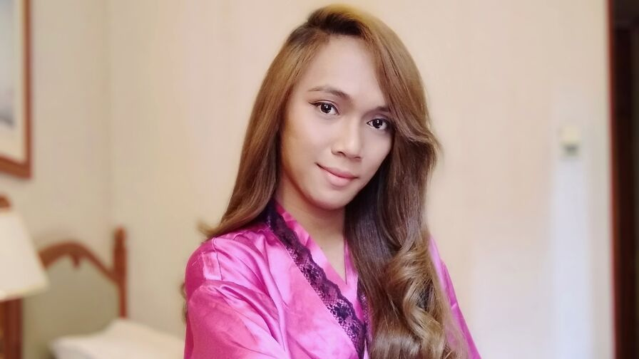 AlyanaMithen transgender webcam profile image