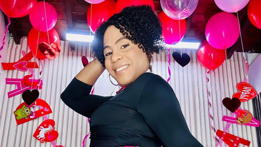AriEbony live transgender webcam profile photo