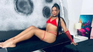 EmmyTorneer trans webcam model with visual tease room details
