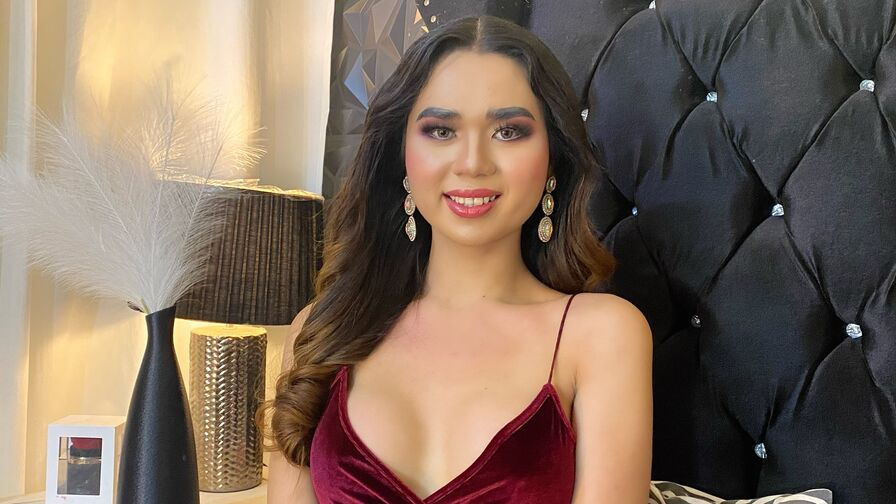 LucyAlcantara trans cam profile photo
