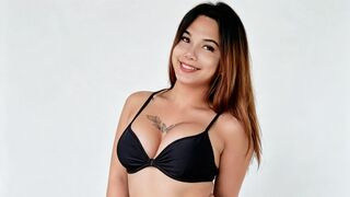 SahleJacson trans cam chat model in a close up room