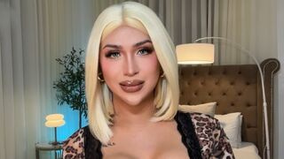 TyraWilson trans webcam model with long hair room details